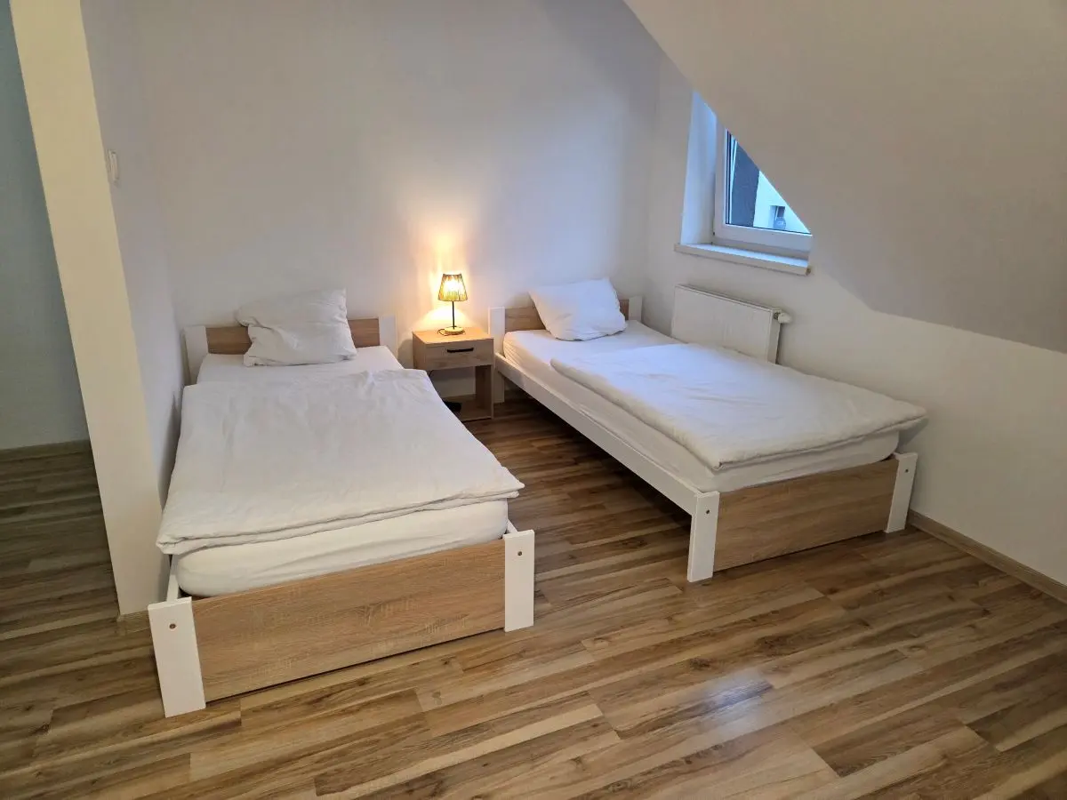 Sypialnia i łóżka w apartamencie Centrum C5 Słubice – zakwaterowanie dla firm - WW Apartamenty i Noclegi Słubice