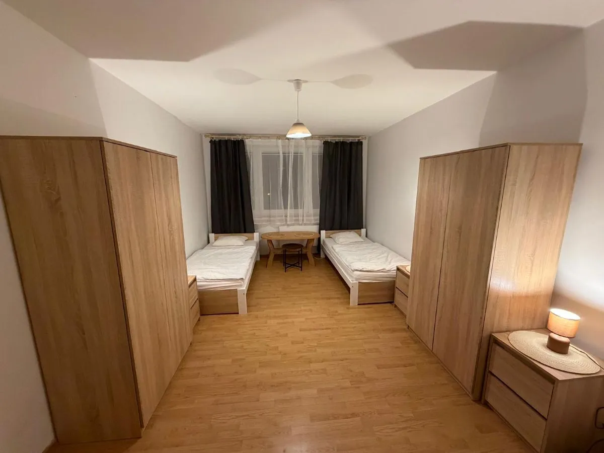 Łóżka i szafy w apartamencie Odra – noclegi pracownicze Słubice - WW Apartamenty i Noclegi Słubice